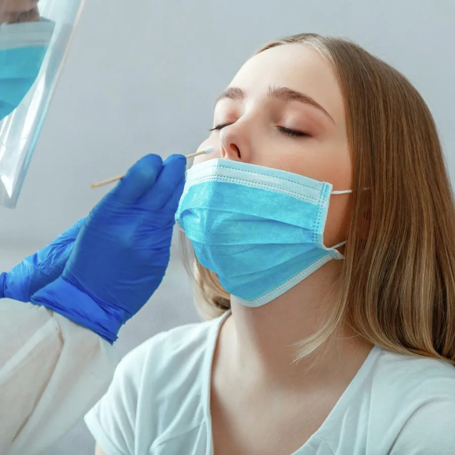 Заболеваемость COVID-19 в России за сутки взлетела в полтора раза