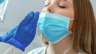 Заболеваемость COVID-19 в России за сутки взлетела в полтора раза