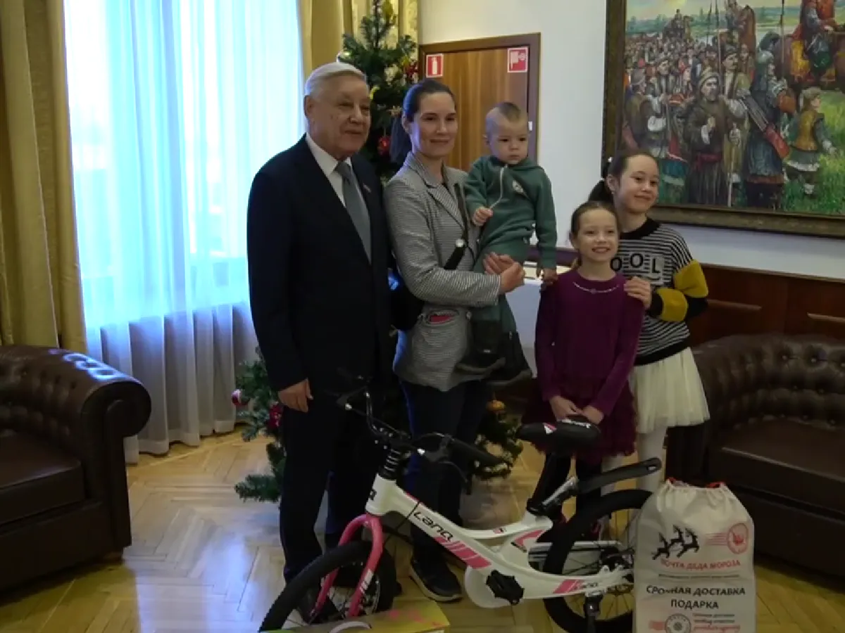 Фарид Мухаметшин исполнил новогодние желания детей из казанской семьи