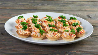 Этот салат-закуску сметут моментально — отличное угощение на Рождество, которое и время сэкономит, и гостей порадует