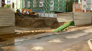 Халатные действия: на улице Фирсова обрушился грунт