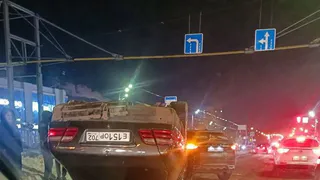 У ТГ "Мост" "Мерседес" врезался в дорожное ограждение и перевернулся на крышу