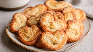 Творог, манка и 20 минут — на столе нежные хрустящие «ушки»: вкуснее и проще сырников