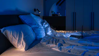 Заходя в номер отеля, погасите свет и зажгите фонарик. Лайфхак от знакомой горничной по поиску клопов