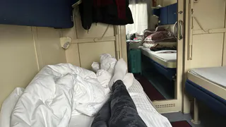 Мужчина снял с себя в купе все лишнее - жарко же: вот как отреагировала проводница и попутчики