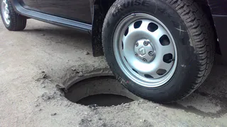 Водители пробивают колеса на ул. Большой из-за открытого люка