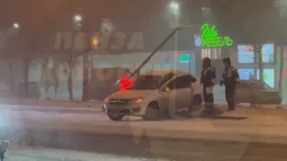 В Пензе автомобиль врезался в светофор на проспекте Строителей