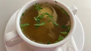 Куриный бульон станет кристальнее слезы: вот что добавьте при варке мяса — ароматный и вкуснейший суп гарантирован