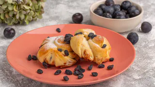 Ленивые и вкусные сочники с творогом и изюмом – закручиваем рулетом, режем и полчаса в духовке, нежные как облачко
