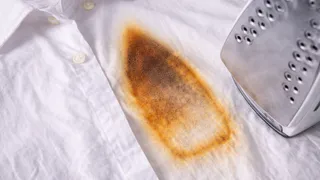 Сначала думала, что рубашка испорчена — попробовала этот незамысловатый раствор: пятно от утюга стало почти незаметным