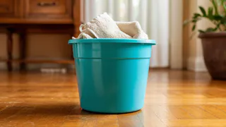 Начала мыть полы солёной водой — перемены в квартире ощутила вся семья: вот зачем нужно добавить соль в ведро