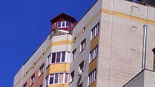 Жители Рязани заметили на крыше многоэтажки «загадочный домик»