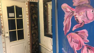 Магнитогорские супруги превратили двор и подъезд в шедевр лепнины и скульптур