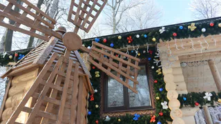 Подготовка к открытию новогодней деревни идет полным ходом: видео