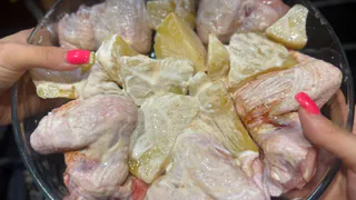 Готовлю курицу в особом маринаде: нежное и ароматное мясо само отходит от кости — и духовку мыть не надо