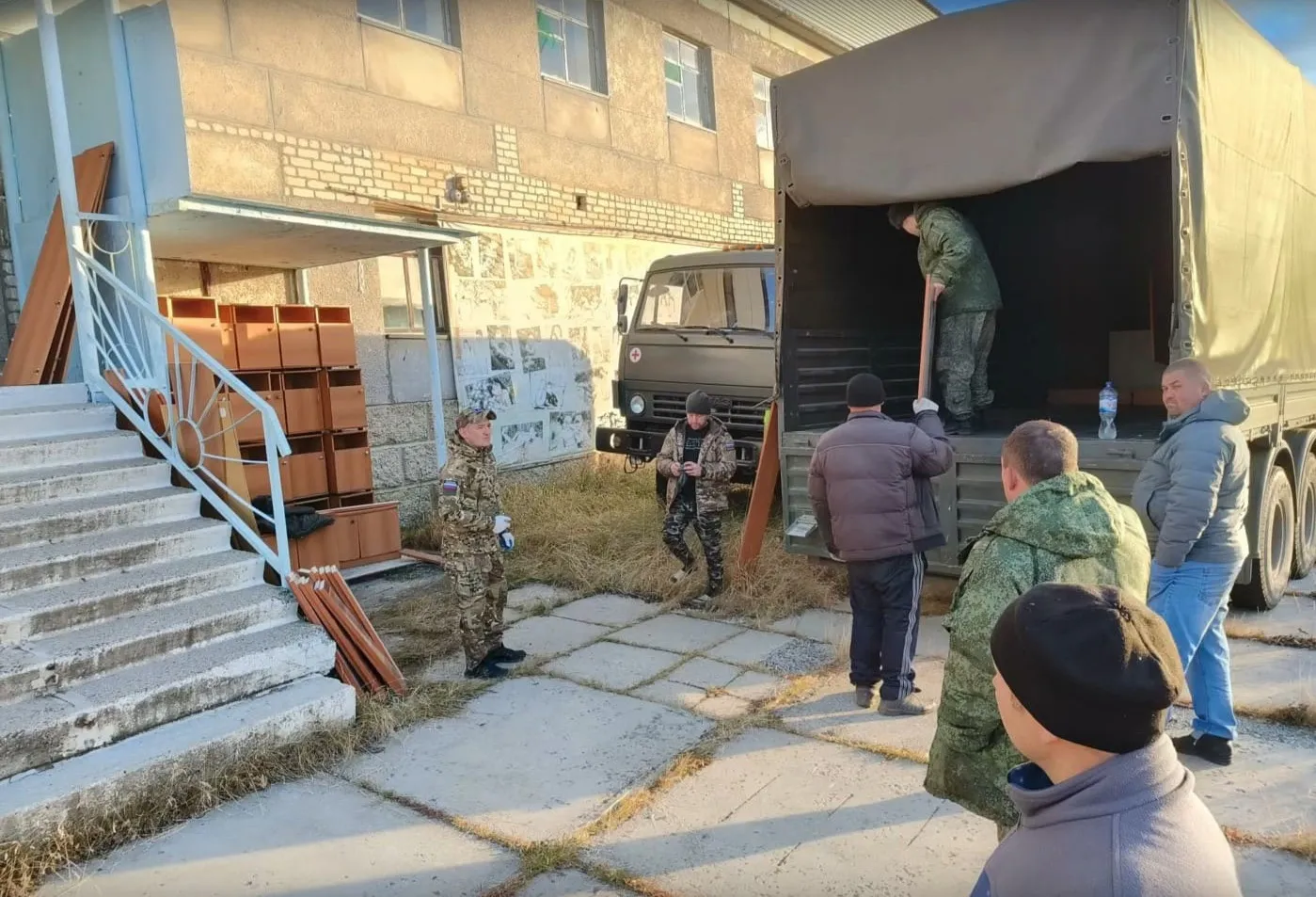 Гуманитарная помощь отправилась из Магнитогорска: мебель для полевых госпиталей на передовой