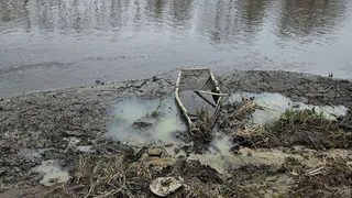 В Рязанской области река стала грязным ручьем после прорыва плотины