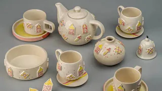 «Скопинская керамика» сделала сервиз с логотипами Рязани от студии Лебедева