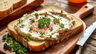 Такая намазка затмит любую колбасу: готовится за 7 минут, а съедается за 1 — быстро, просто и очень вкусно