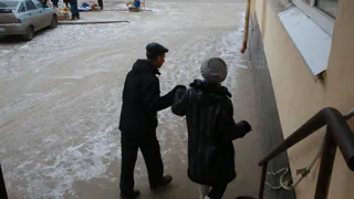 Жители улицы Фирсова боятся выходить из своих квартир из-за алкопритона