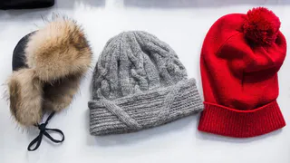 Больше никаких "ватных подушек": как найти идеальную шапку, в которой вы будете нравиться себе после 50