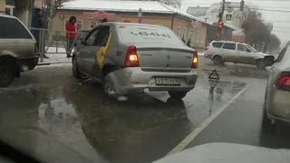 Такси против БМВ: в центре города столкнулись две легковушки