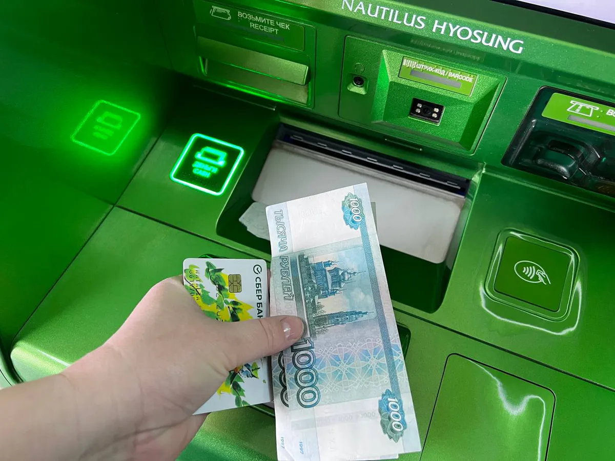 Кто переводит деньги онлайн и через банкомат - приняты новые ограничения с 10 мая