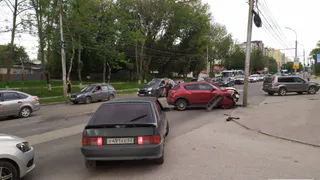 На Касимовском шоссе в Рязани Nissan Juke влетел в столб