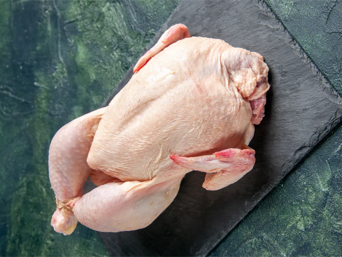 В куриных тушках из магазинов “Светофор” от челябинской птицефабрики нашли антибиотик