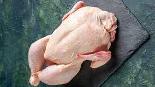 В куриных тушках из магазинов “Светофор” от челябинской птицефабрики нашли антибиотик