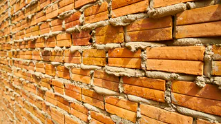 Год назад подглядел, как мой старый сосед латает дыры и трещины в стенах дома - теперь всегда так делаю