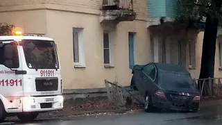 В Рязани автомобиль влетел в отбойник