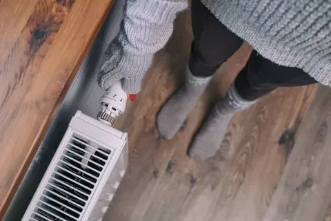 Холодно дома? Как заставить коммунальщиков включить отопление по закону