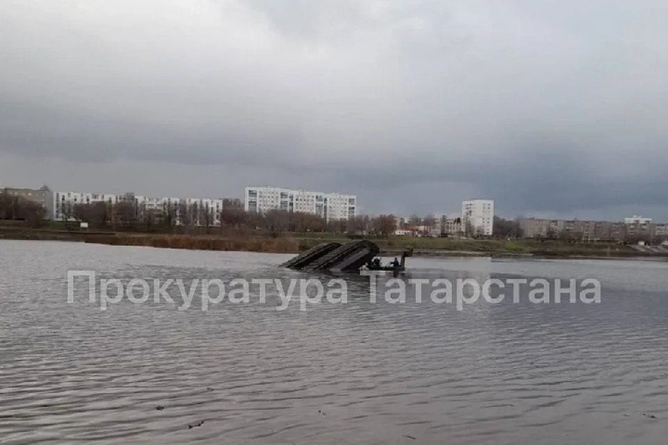В Набережных Челнах при очистке реки Мелекеска опрокинулся плавающий экскаватор