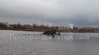 В Набережных Челнах при очистке реки Мелекеска опрокинулся плавающий экскаватор