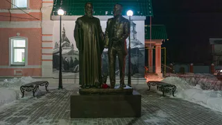 В поселке Тума открыли памятник протоиерею и земскому врачу