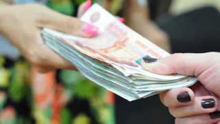 Подарить врачу или учителю можно будет только цветы: новые антикоррупционные стандарты