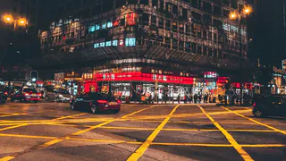 Вафельная разметка на перекрёстке улицы Дзержинского и Первомайского проспекта. Как избежать штрафа