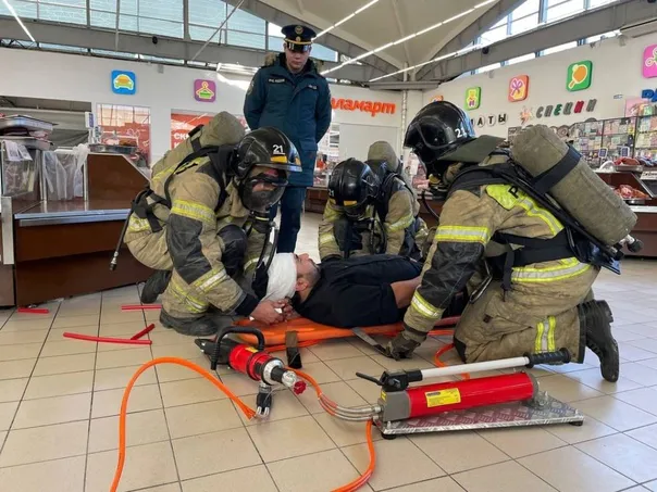 Масштабные учения сотрудников МЧС прошли на Центральном рынке Магнитогорска
