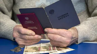 15 лет и 42 879 рублей: важные цифры и факты об учете стажа для пенсии