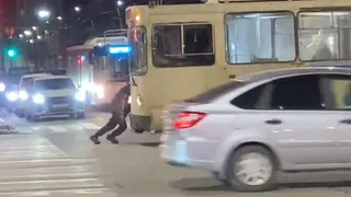 В центре Рязани мужчина руками передвинул троллейбус с пешеходного перехода