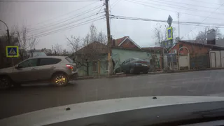 В Роще автомобиль вылетел с дороги и врезался в частный дом