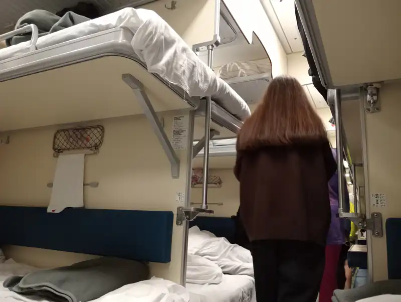 «Верните мое место!»: пассажиры сели на нижнюю полку, пока женщина отошла в туалет
