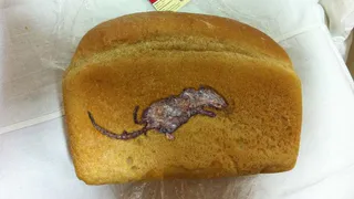 Тараканы, спички, металл - рязанцы находят в хлебе странную начинку