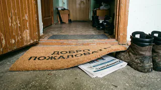 Положила газету под коврик у двери - подсмотрела у финнов. Вот как это работает и зачем нужно