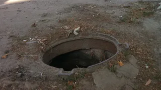 Понадобились спасатели: рязанцы отравились в канализационном колодце