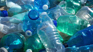 Берегу пятилитровые бутылки как сокровище: вот что из них можно сделать для идеального порядка дома — настоящая находка