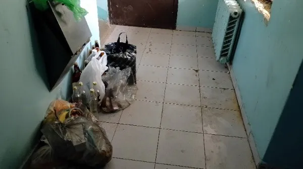 «Вонь, грязь, в лифт невозможно зайти»