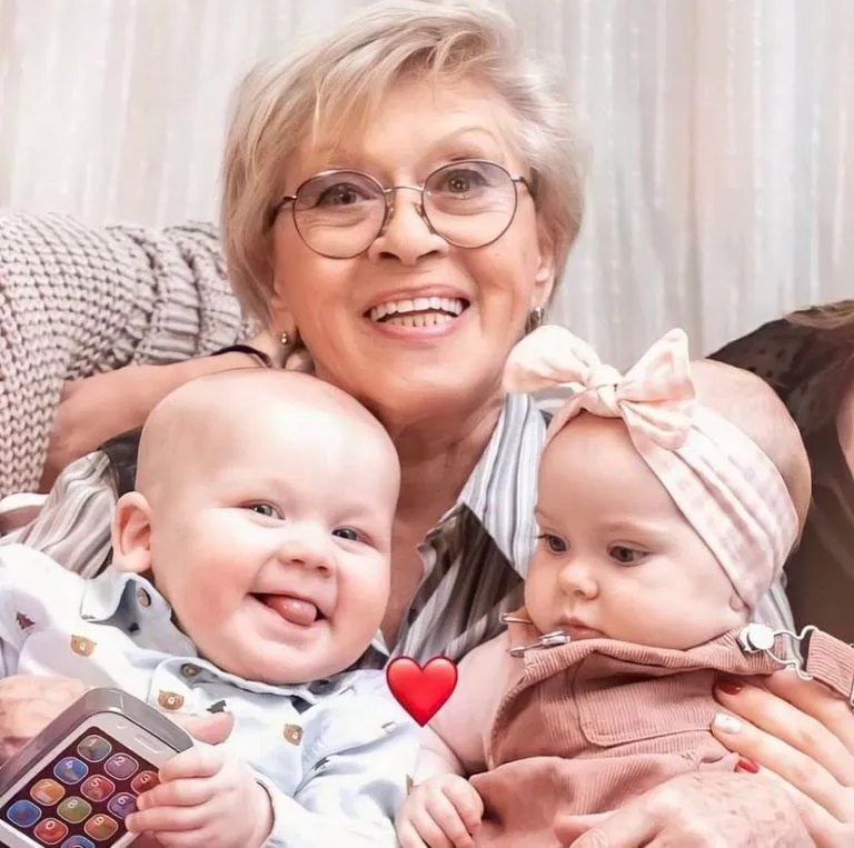 Алиса Бруновна Фрейндлих с правнуками