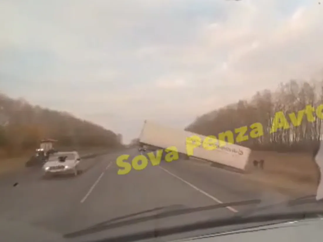 Утром 18 октября в Пензенской области на трассе огромная фура слетела в кювет